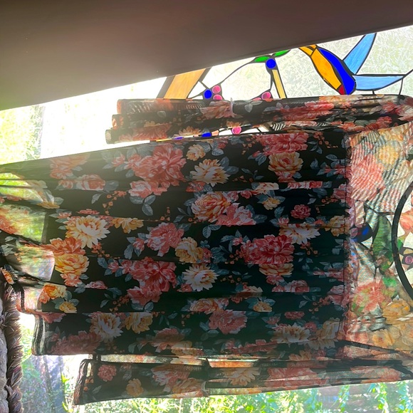 BRAND-NEW NEVER BEEN WORN BEAUTIFUL  flowered thin blouse - Picture 4 of 4